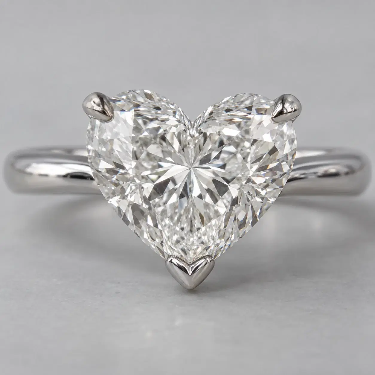 Heart-shaped diamond setting showing lower-point protection and a visible central cleft